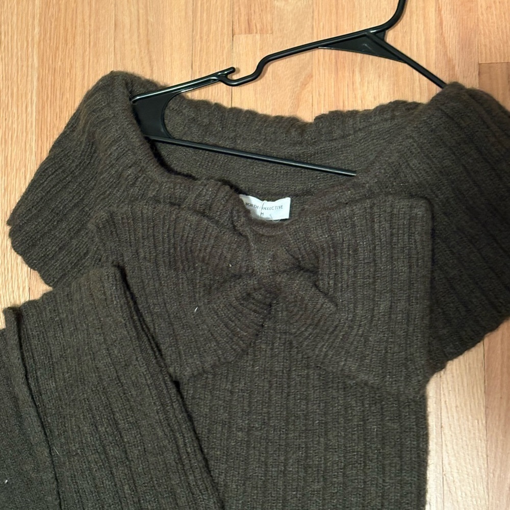Worth Collective Aston Bow Front Maxi Sweater Dress in
Dark Green -Bump Friendly - Picture 7 of 8